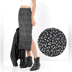 EUC Gap satin black and white floral skirt.